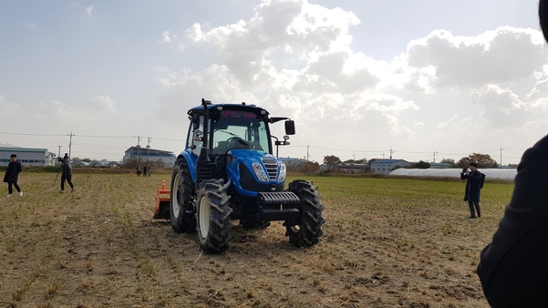 스스로 움직이며 경작을 시도하는 트랙터의 모습. /이경탁 기자