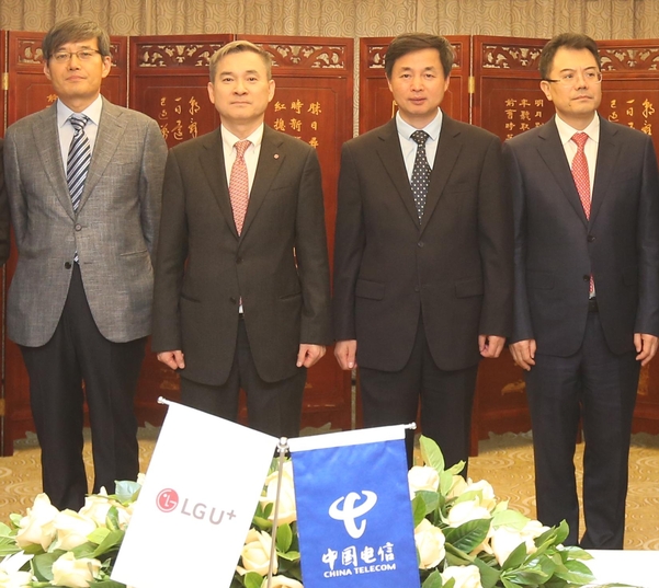 지난달 17일 중국 베이징 차이나텔레콤 본사에서 양사가 전략적 제휴를 맺고 하현회 LG유플러스 부회장(왼쪽에서 두번째)과 커루이원 차이나텔레콤 동사장(왼쪽에서 세번째) 등이 기념촬영을 하고 있는 모습./LG유플러스 제공