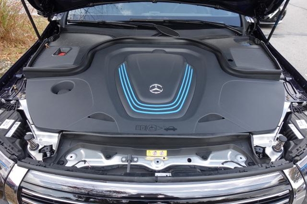 벤츠 EQC의 보닛을 개방한 모습/진상훈 기자