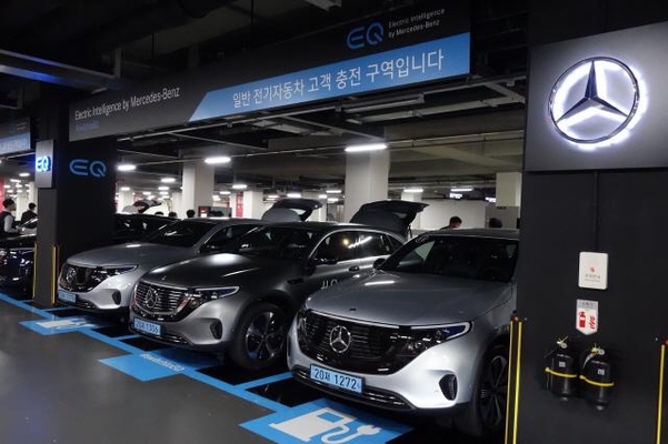 서울 잠실 롯데월드타워 지하 주차장에 조성된 벤츠 EQ 충전소. 다른 전기차도 충전할 수 있다./진상훈 기자