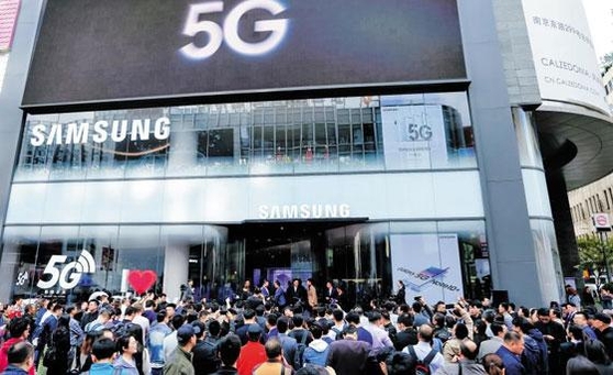 상하이 삼성전자 매장, 인산인해 지난달 18일 중국 상하이 난징둥루에 문을 연 삼성전자 플래그십 매장 앞에서 중국 취재진과 소비자들이 입장을 기다리고 있다. 삼성전자는 5G 시장이 열린 중국을 공략하기 위해 기존 전략을 대폭 수정했다. /삼성전자 제공