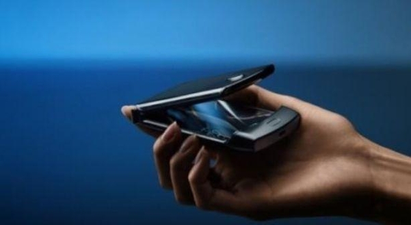 세로 방향으로 접히는 폴더블 폰 모토로라 레이저. /모토로라 제공