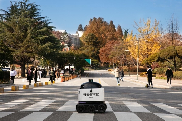 우아한형제들이 건국대학교 서울 캠퍼스에서 시범 운영 중인 자율주행 배달로봇 ‘딜리’. /우아한형제들