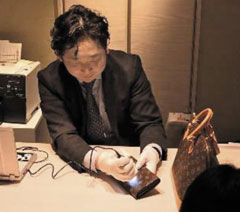 중고 명품 전문 매장 고메효 직원이 인공지능 프로그램을 이용해 루이비통 가방을 감정하고 있다. /고메효