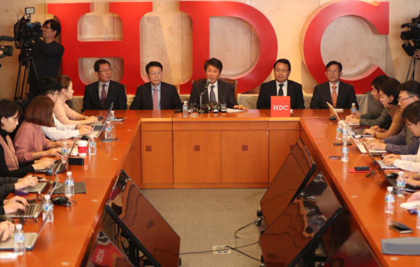 정몽규 HDC현대산업개발 회장이 지난달 12일 오후 서울 용산구에 위치한 본사 대회의실에서 아시아나항공 인수 우선협상대상자 선정 관련 기자회견을 하고 있다. /연합뉴스