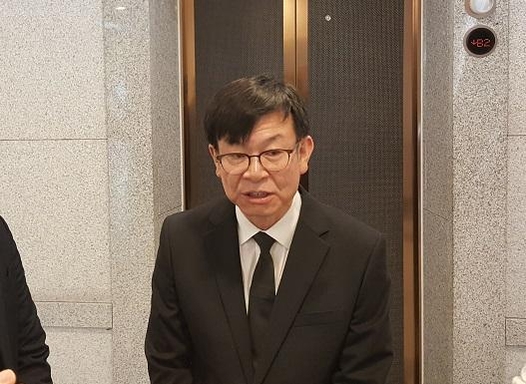 김상조 청와대 정책실장이 15일 조문 직후 취재진의 질문에 답하고 있다. / 이재은 기자