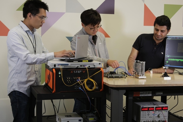 지난 10월 미국 캘리포니아에 위치한 모반디 연구소에서 KT 연구원이 28㎓ 대역 5G 빔포밍 기술 테스트를 진행하고 있다./KT 제공