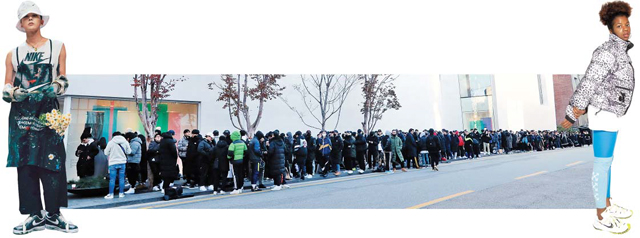 지난달 22일 서울 청담동 편집숍 분더샵에 있는 운동화 매장 케이스스터디에서 열린 나이키 ‘에어 포스1 파라-노이즈’의 래플(추첨 판매) 행사에 참여하려는 운동화 마니아들이 줄을 서고 있다. 나이키와 가수 지드래곤(왼쪽)이 협업해 출시한 이 운동화의 특정 모델은 중고 거래 사이트에서 1300만원대에 매물로 나와 있다. 케이스스터디가 노스페이스와 협업해 내놓은 패딩 점퍼(오른쪽)도 3일 만에 완판됐다. /김연정 객원기자