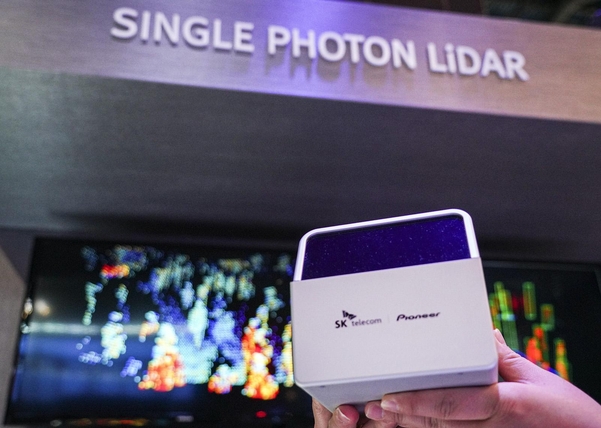 SK텔레콤이 CES 2020 전시 부스에서 공개한 ‘차세대 Single Photon LiDAR(단일 광자 라이다)’ 시제품. /SK텔레콤 제공