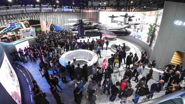 CES 2020이 개막한 7일 관람객들로 가득 찬 현대차 전시관/현대차 제공