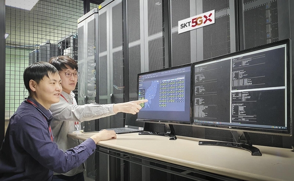 SK텔레콤 연구원들이 5G SA 통신 테스트를 진행하고 있는 모습. /SK텔레콤 제공