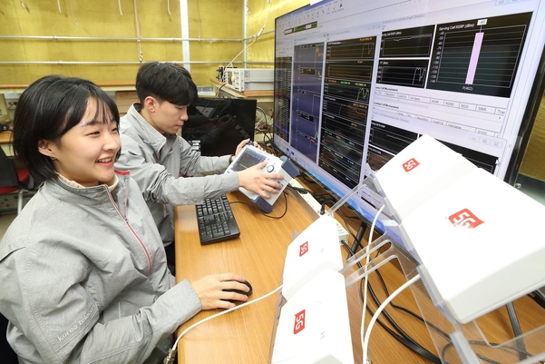 KT 네트워크부문 직원들이 일산 테스트베드에서 5G 다중입출력(MIMO, Multi Input Multi Output) 기반의 가변형 안테나 배열(Flexible Antenna Array) 기술을 검증하고 있다. /KT 제공