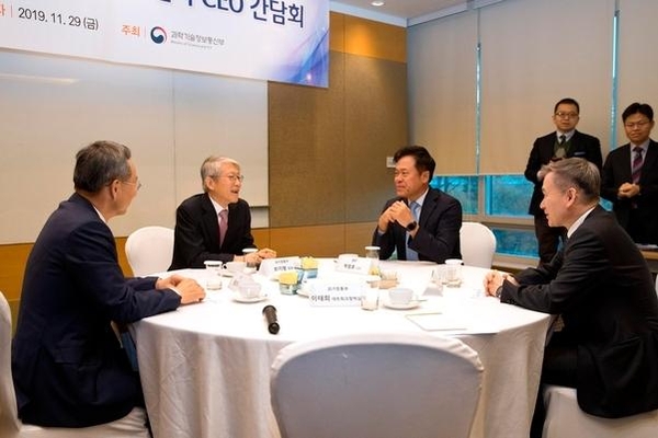 최기영 과학기술정보통신부 장관이 지난해 11월 29일 오전 서울 영등포구 여의도메리어트파크센터에서 '통신3사 CEO 간담회' 에 참석했다. (왼쪽부터) 황창규 KT 회장, 최기영 과학기술정보통신부 장관, 박정호 SK텔레콤 사장.하현회 LG유플러스 부회장 /과기정통부 제공