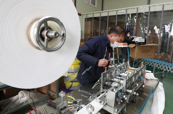 우한 폐렴으로 풀 가동 중인 고양시의 한 마스크 공장./연합뉴스