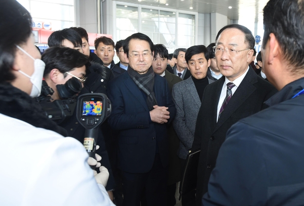 홍남기 부총리 겸 기획재정부 장관이 5일 신종 코로나바이러스 현황점검 겸 전라남도 목포 연안여객터미널을 방문  체온을 검사하는 직원과 대화를 나누고 있다. /기재부 제공