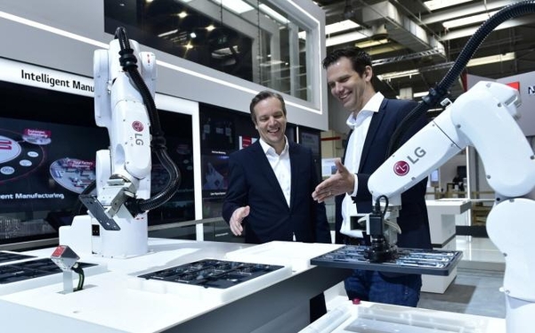 LG전자가 2019년 6월 독일 하노버에서 열린 전시회에 출품한 스마트폰용 부품 생산 설비를 관람객들이 보고 있다. /LG전자