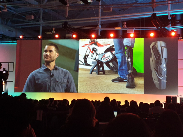 미국 스노보더 출신 마이크 슐츠가 차세대 맞춤형 의족으로 준비 중인 ‘아이언맨’ 의족을 소개하고 있다./박현익 기자