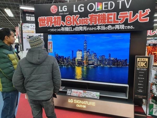 일본 도쿄 아키하바라 요도바시 카메라 매장에 전시된 LG 시그니처 OLED 8K TV. /윤민혁 기자