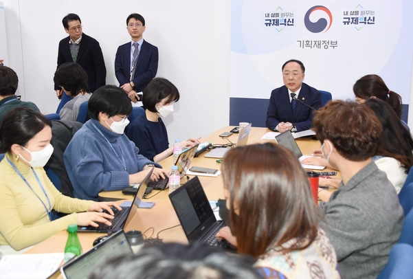 홍남기 경제부총리 겸 기재부 장관은 지난 3일 기자간담회에서 “1월은 예산안에 잉크도 마르기 전”이라며 추경 검토를 일축했다. /기재부 제공