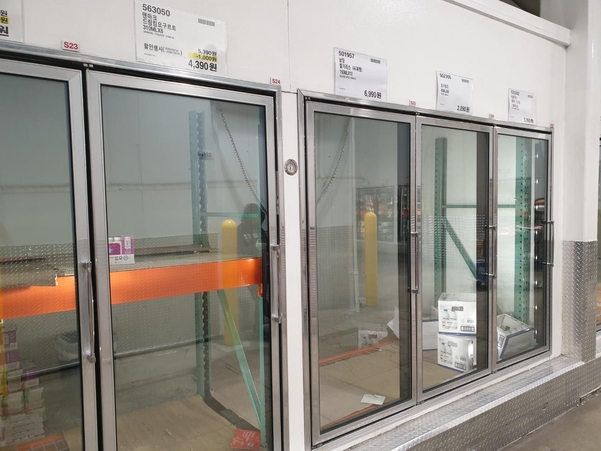 지난 24일 오후 코스트코 양재점의 식료품 매대 일부가 비어 있는 모습. /독자 제공