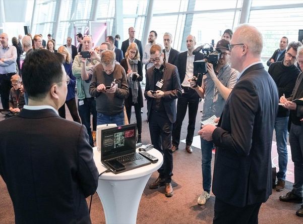 SK텔레콤-도이치텔레콤의 ‘5G RF중계기’에 관심을 보이는 독일 기자들. /SK텔레콤 제공