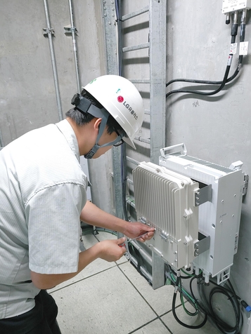 LG유플러스 직원이 강변 테크노마트에서 인빌딩 장비를 점검하고 있는 모습. /LG유플러스 제공