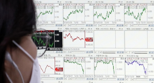 서울 영등포구 여의도 KB국민은행 딜링룸에서 한 직원이 컴퓨터 화면을 바라보고 있다./연합뉴스