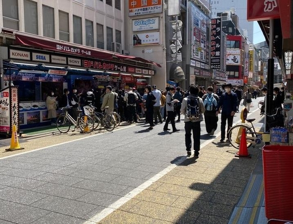 지난 5일 일본 도쿄 신주쿠의 한 전자제품 양판점. 닌텐도 스위치를 구매하기 위해 긴 줄이 늘어서 있다. /독자 제공