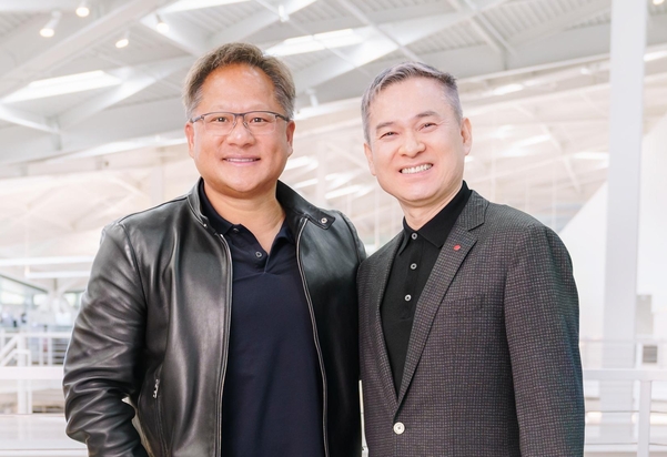 하현회 LG유플러스 부회장(오른쪽)이 지난해 9월 엔비디아 젠슨 황 창업자 겸 CEO와 미국 실리콘벨리 엔비디아 사옥에서 기념 촬영하고 있다. /LG유플러스 제공