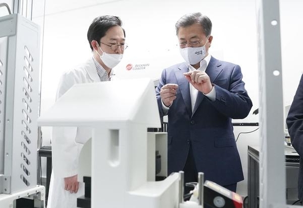문재인 대통령이 지난 9일 오전 경기도 성남시 한국파스퇴르연구소에서 열린 신종 코로나바이러스 감염증(코로나19) 치료제·백신 개발 산업계·학계·연구소·의료계 합동 회의에 앞서 연구시설에서 선임연구원으로부터 화합물 처리 과정에 대한 설명을 듣고 있다. /연합뉴스