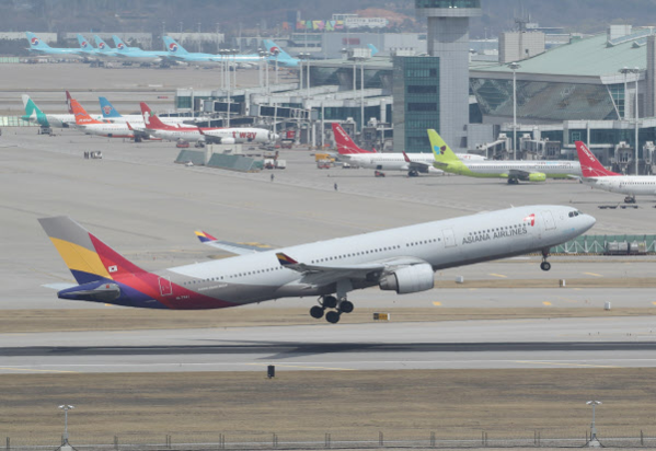 인천국제공항에서 이륙하는 아시아나항공 여객기. /연합뉴스