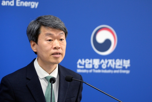 나승식 산업통상자원부 무역투자실장이 1일 정부세종청사 산업부 기자실에서 2020년 4월 수출입 동향을 발표하고 있다. /산업부