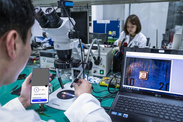 SK텔레콤 자회사 IDQ(ID Quantique) 연구진들이 SK텔레콤 분당사옥에서 ‘갤럭시 A 퀀텀’ 스마트폰과 양자난수생성(QRNG) 칩셋을 테스트하고 있다. /SK텔레콤