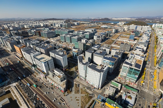 그야말로 논밭이던 마곡지구의 전경(위)은 도시개발사업으로 기업 본사와 연구개발(R&D)센터가 이전하면서 주거기능이 강화된 산업단지로 변모했다. /강서구청 제공