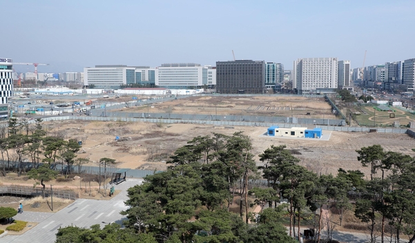 2020년 3월 하늘에서 바라본 서울 강서구 마곡동 일대 전경. 아직 건물이 들어서지 않은 부지 뒤로 대기업의 연구소 건물과 주거시설이 자리하고 있다. /박성훈 기자