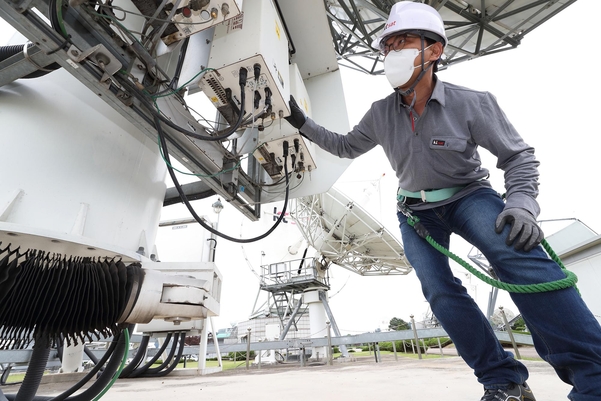 KT SAT 직원들이 금산위성센터 위성 안테나를 점검하고 있다. /KT 제공
