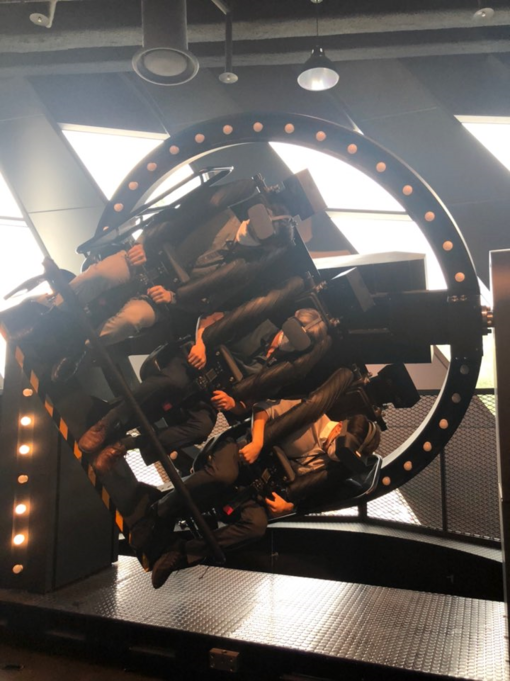 VR 기기를 쓴 채 공군의 곡예 비행팀 ‘블랙이글’조종사가 돼 탑승 체험을 하는 모습. /국토부 제공