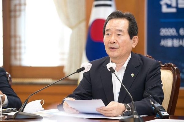 정세균 국무총리가 22일 오후 서울 종로구 정부서울청사 대회의실에서 열린 제12차 정보통신전략위원회를 주재하고 있다. 최기영 과학기술정보통신부 장관 등이 참석했다./과학기술정보통신부 제공