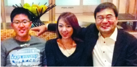 (오른쪽부터) 이상직 더불어민주당 국회의원 당선인, 딸 이수지 이스타항공 상무 겸 이스타홀딩스 대표, 아들 이원준씨. /이스타항공 직원 제공