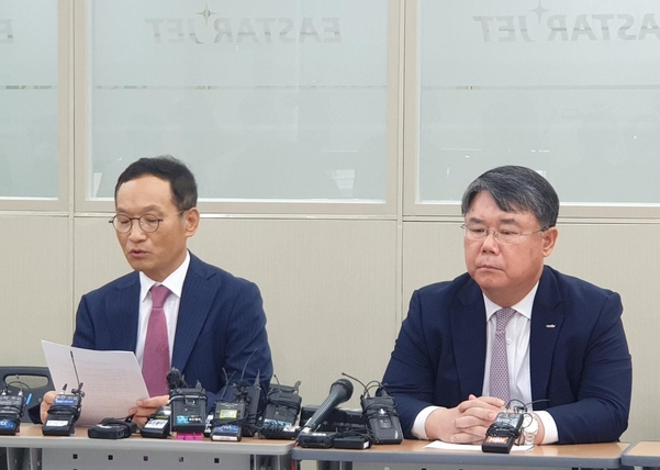 29일 오후 서울 강서구 이스타항공 본사에서 김유상(왼쪽) 이스타항공 전무가 이 회사 최대 주주인 더불어민주당 이상직 의원의 입장문을 대독하고 있다. 오른쪽은 최종구 이스타항공 대표. /최지희 기자