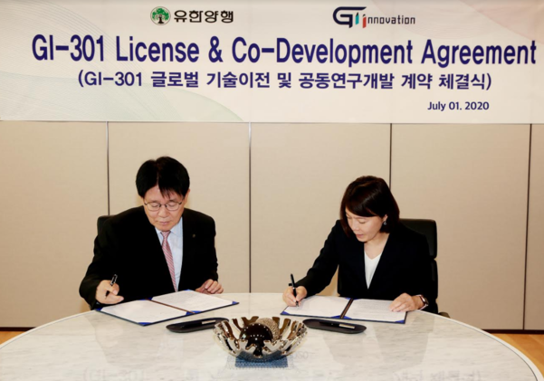 이정희 유한양행 대표(사진 왼쪽)와 남수연 지아이이노베이션 대표가 알레르기 질환 치료 후보물질 'GI-301 융합단백질' 기술도입 및 공동개발을 위한 계약을 하고 있다./유한양행 제공