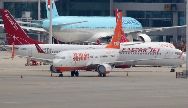 지난 7일 인천국제공항에 멈춰서 있는 제주항공과 이스타항공 여객기. 연합뉴스