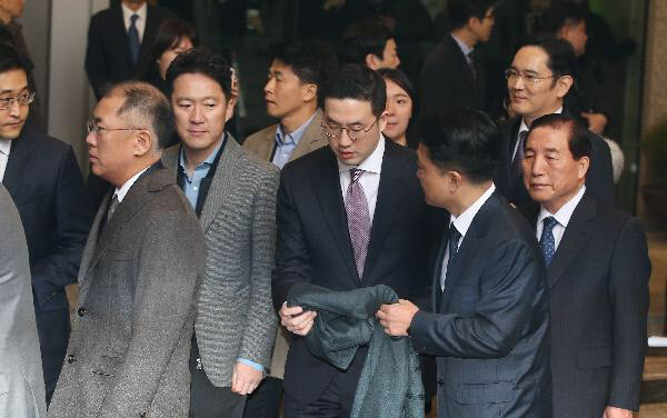 지난해 문재인 대통령이 주관한 신년회에 참석한 정의선 부회장(왼쪽), 구광모 LG그룹 회장(가운데), 이재용 삼성전자 부회장(오른쪽 뒤)./조선DB