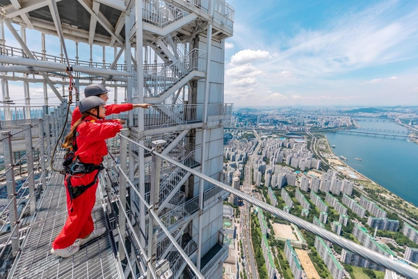 롯데월드타워에 들어선 세계에서 가장 높은 타워브릿지, '스카이브릿지'./롯데월드 제공