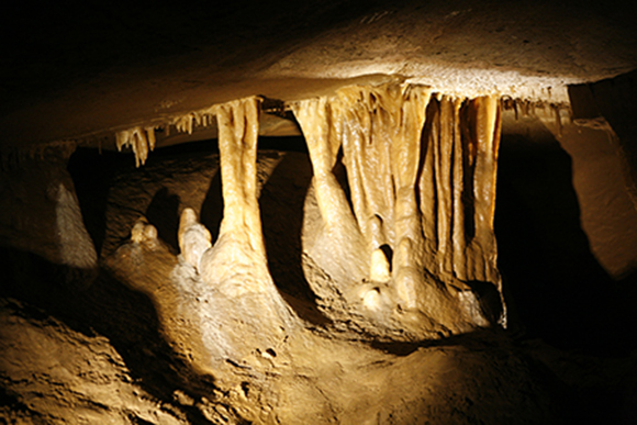 최근 개방된 저승굴은 어두침침해 오히려 실감난다.