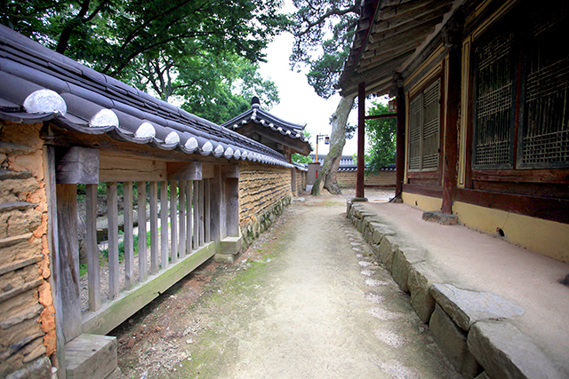 대청에서 냇가를 바라볼 수 있도록 토담에 살창을 만들었다.