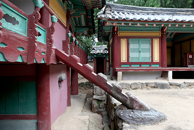 난간이 없어 아찔한 무변루 계단