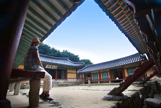툇마루에 앉아 바라본 하늘이 고요하고 아름답다.