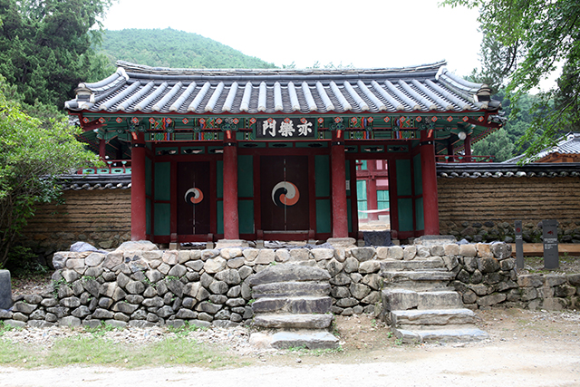 옥산서원으로 들어가는 역락문