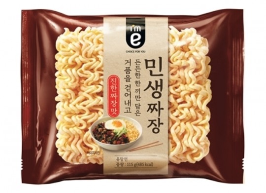 이마트24는 23일 '민생 짜장라면'을 출시했다. /사진=신세계그룹.